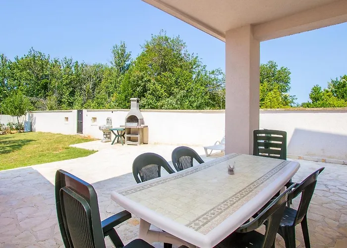 In Croatia Near The Coast Apartment Pula